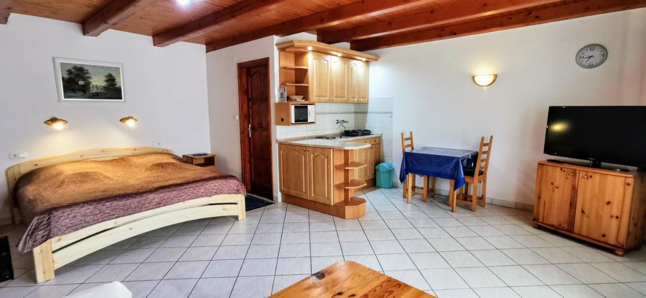 Magyar Apartmanhazak I-Iii. Zalakaros Buitenkant foto