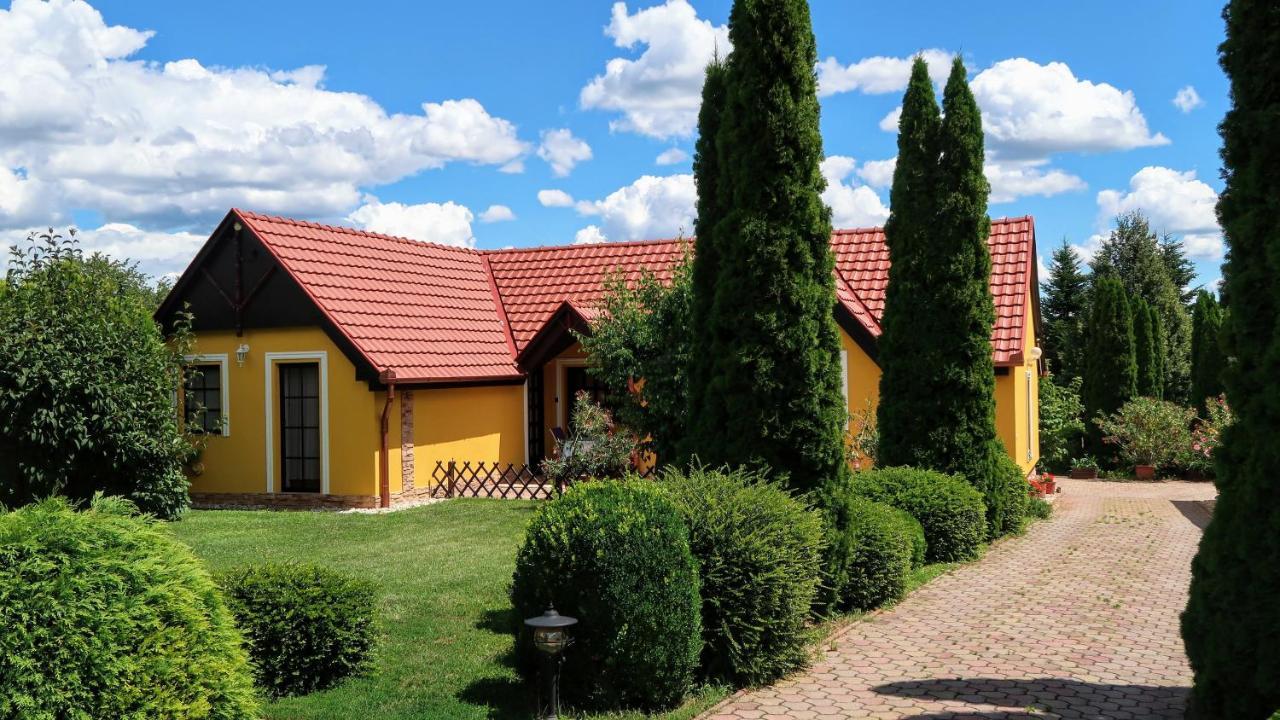 Magyar Apartmanhazak I-Iii. Zalakaros Buitenkant foto
