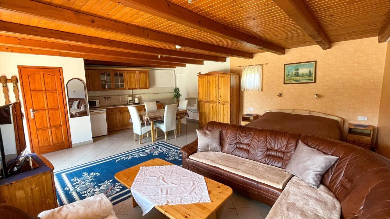 Magyar Apartmanhazak I-Iii. Zalakaros Buitenkant foto