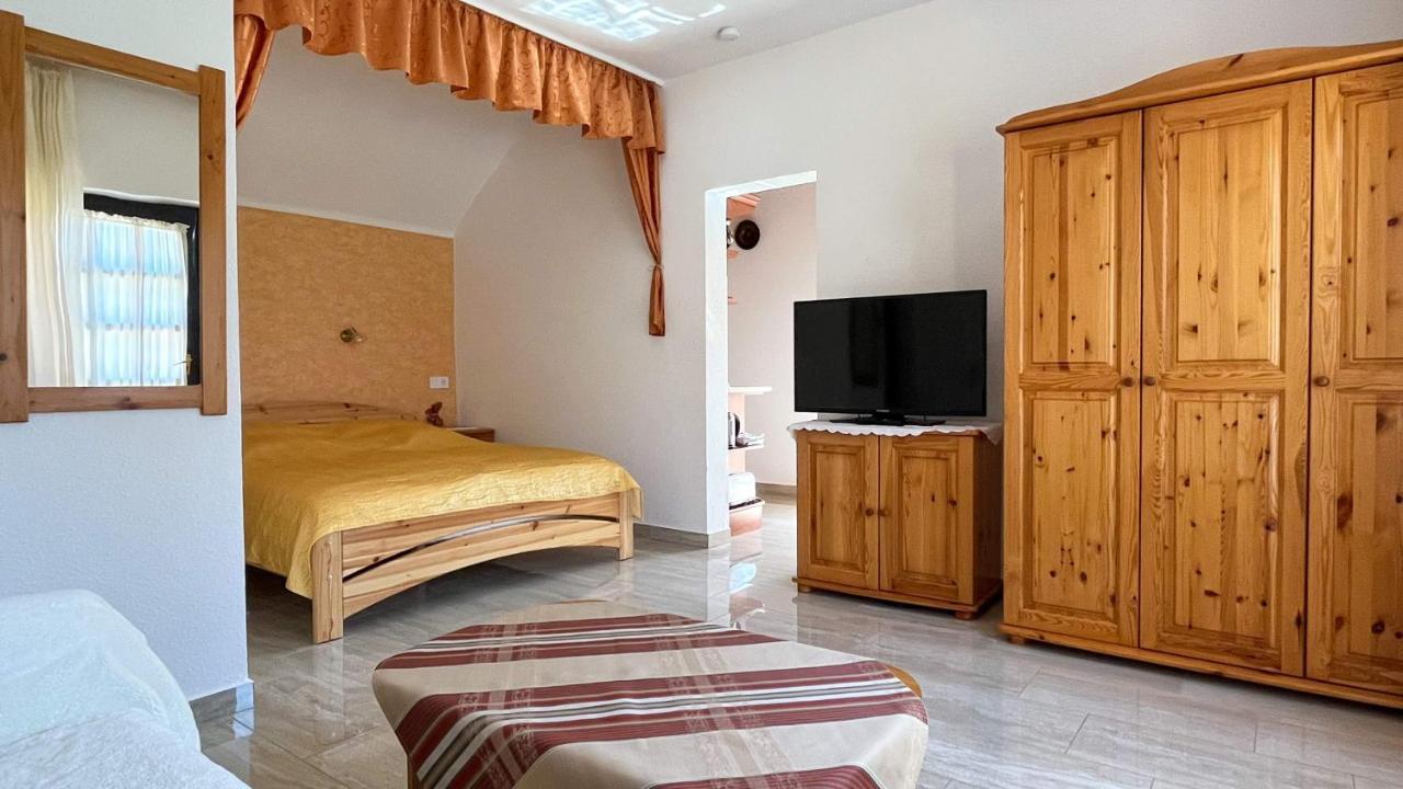 Magyar Apartmanhazak I-Iii. Zalakaros Buitenkant foto