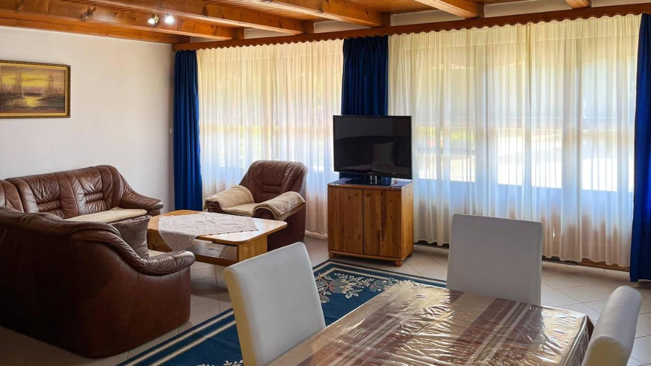 Magyar Apartmanhazak I-Iii. Zalakaros Buitenkant foto