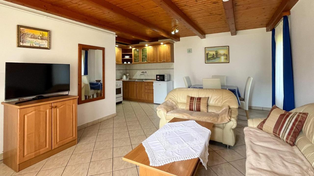 Magyar Apartmanhazak I-Iii. Zalakaros Buitenkant foto