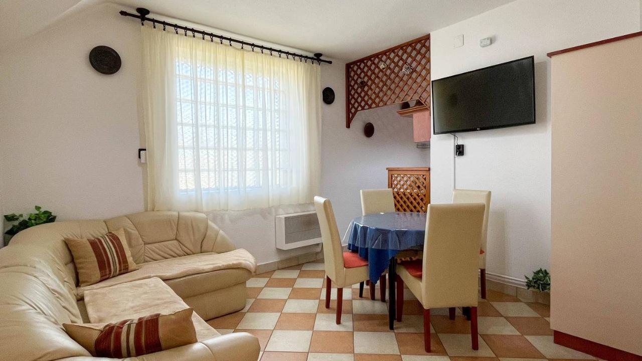 Magyar Apartmanhazak I-Iii. Zalakaros Buitenkant foto