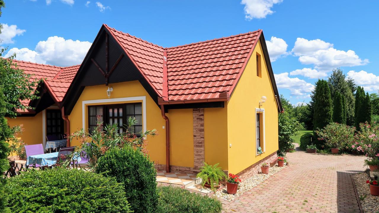 Magyar Apartmanhazak I-Iii. Zalakaros Buitenkant foto